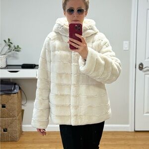 Intrend Women's Cream Faux Fur Jacket